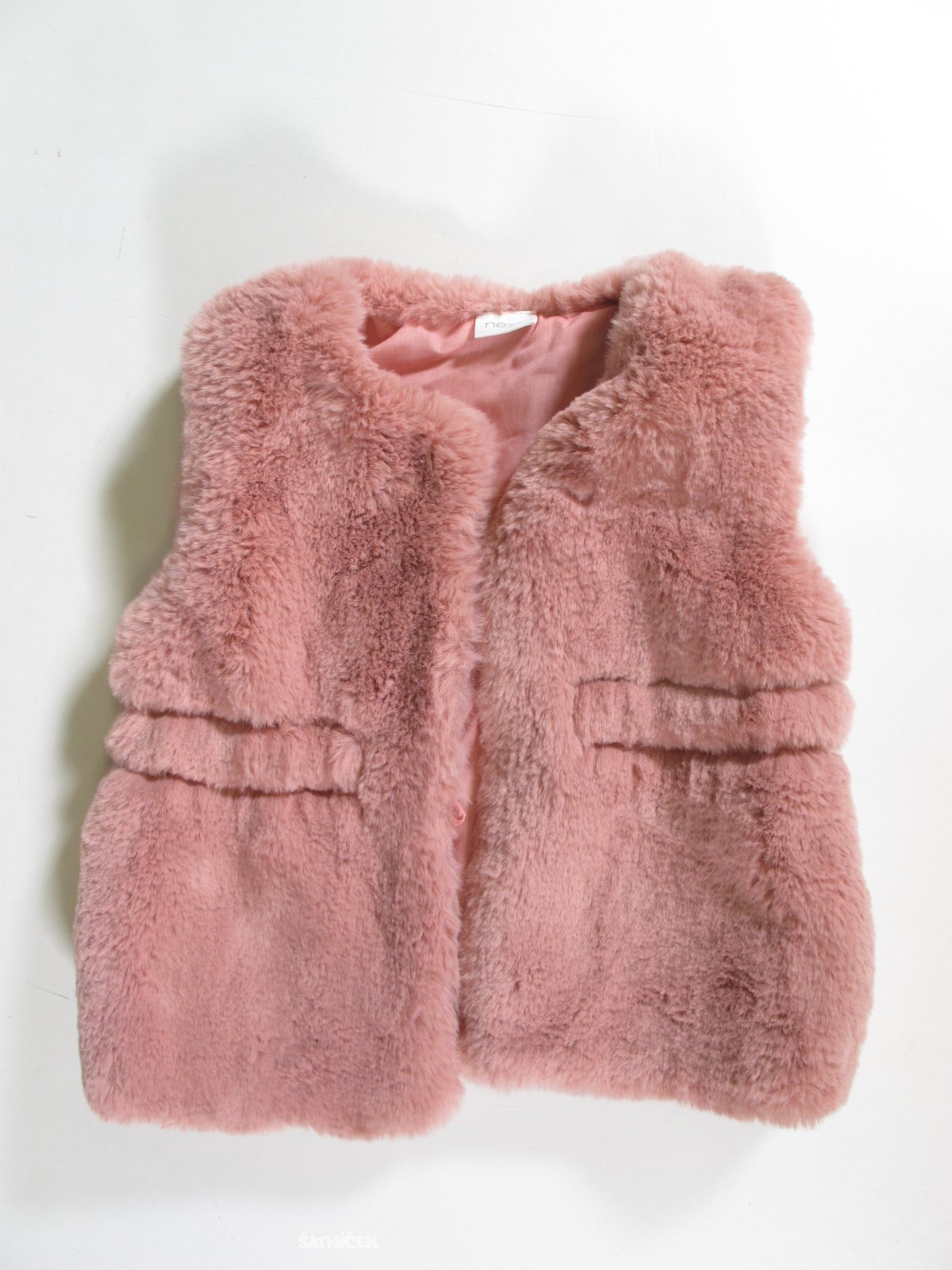 Chlupatá růžová vesta pro holky secondhand