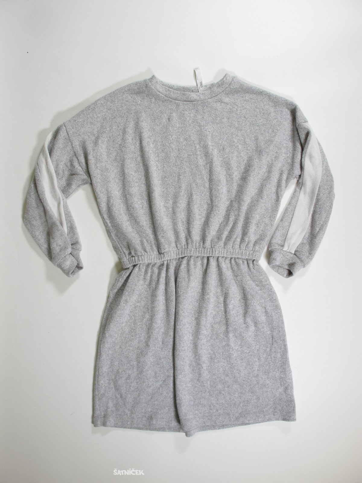 Úpletové šaty pro holky šedo bílé secondhand